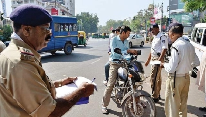 बिना हेल्मेट पहने अब कलेक्ट्रेट में एंट्री नहीं