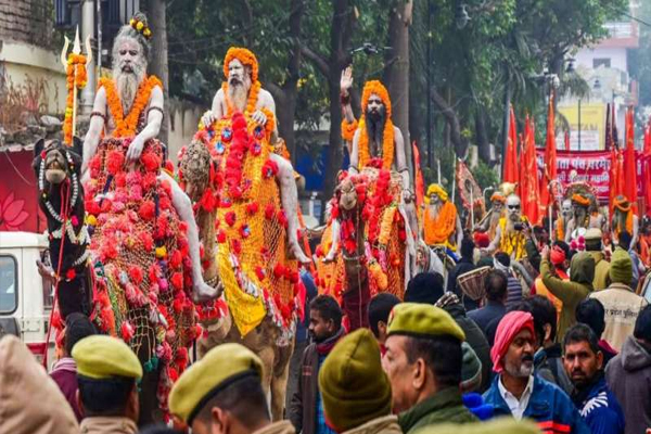 सोशल मीडिया पर वायरल चंद लोगों से इतर कल्पवासियों, साधु-संतों के अखाड़ों, शिविरों में है असली महाकुंभ