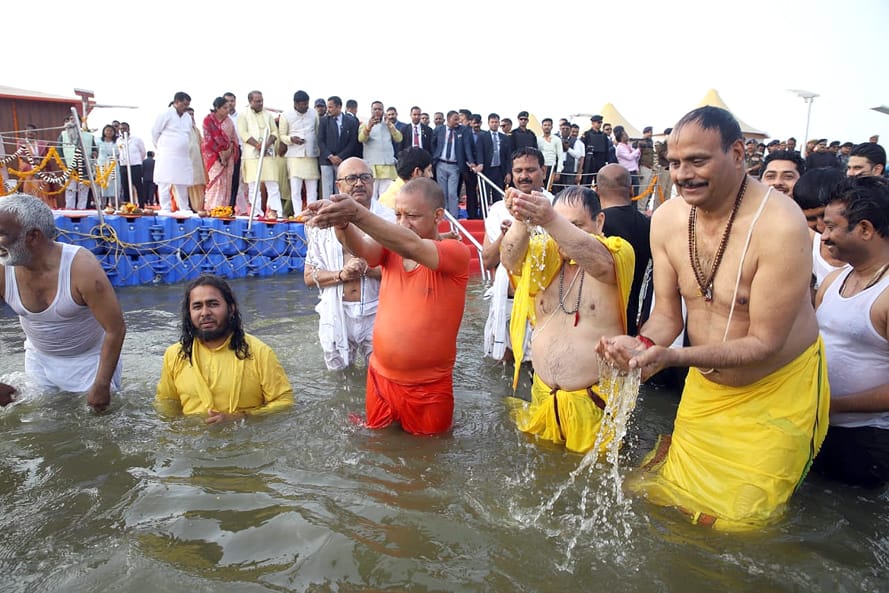 महाकुंभ : जेपी नड्डा और योगी आदित्यनाथ ने संगम में लगाई पवित्र डुबकी